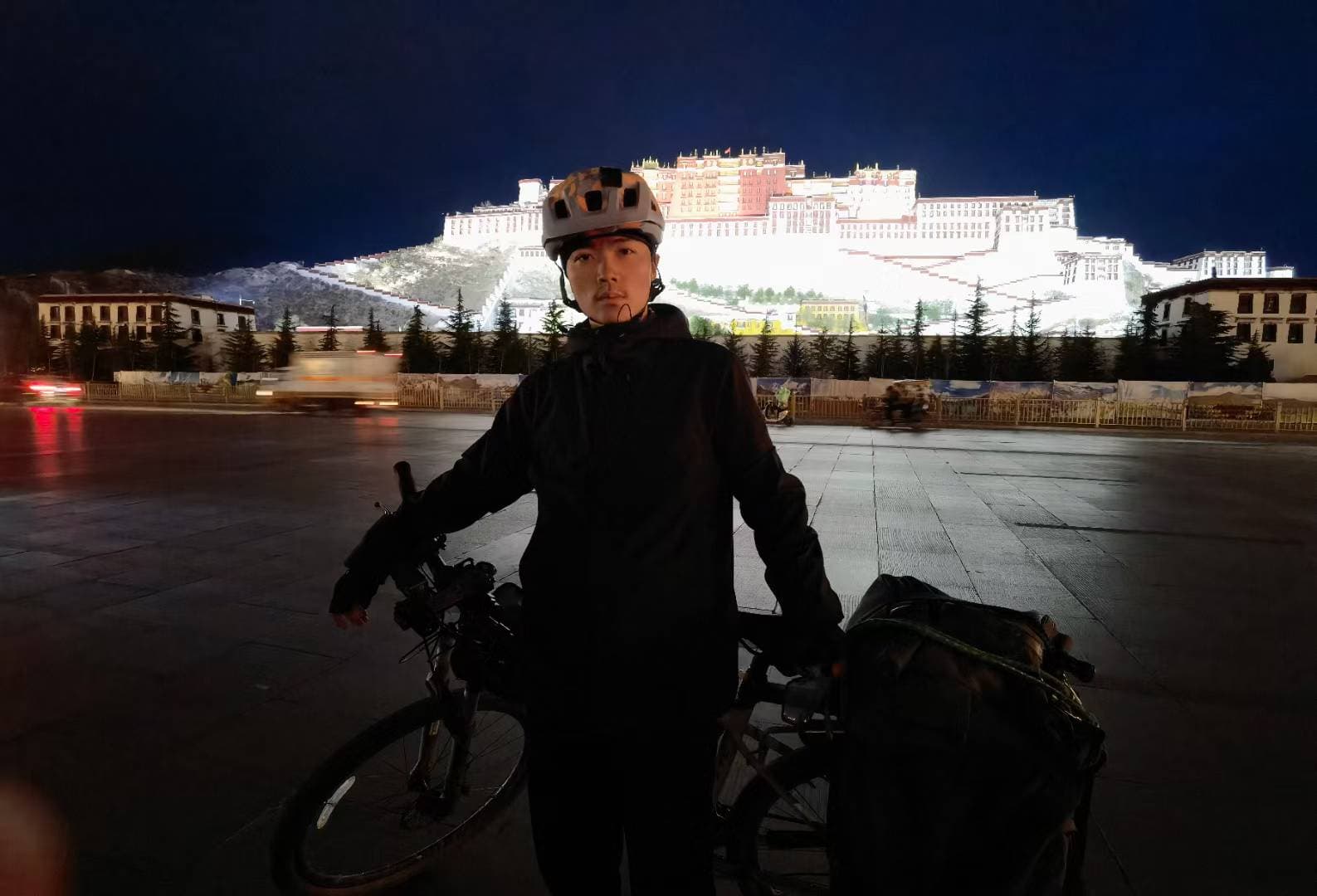 Creeponsky with his bicycle on the road to Lhasa